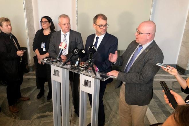 Ryhmänjohtaja Kalle Jokinen (vas.), pääministeri Juha Sipilä ja työministeri Jari Lindström kertoivat viime torstaina, että hallitus antaa työllisyyspolitiikan isosta kuvasta tiedonannon eduskunnalle. KUVA: Aki Taponen