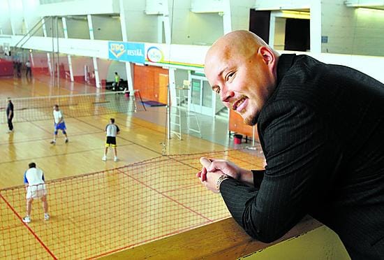 Uusi tapa toimia. Oulun kaupungin liikuntajohtaja Jari Parkkonen sanoo, että suunnitteilla oleva rahoitusmalli on uutta Oulussa. "Se kannattaisi ainakin kartoittaa perinpohjin", Parkkonen sanoo.