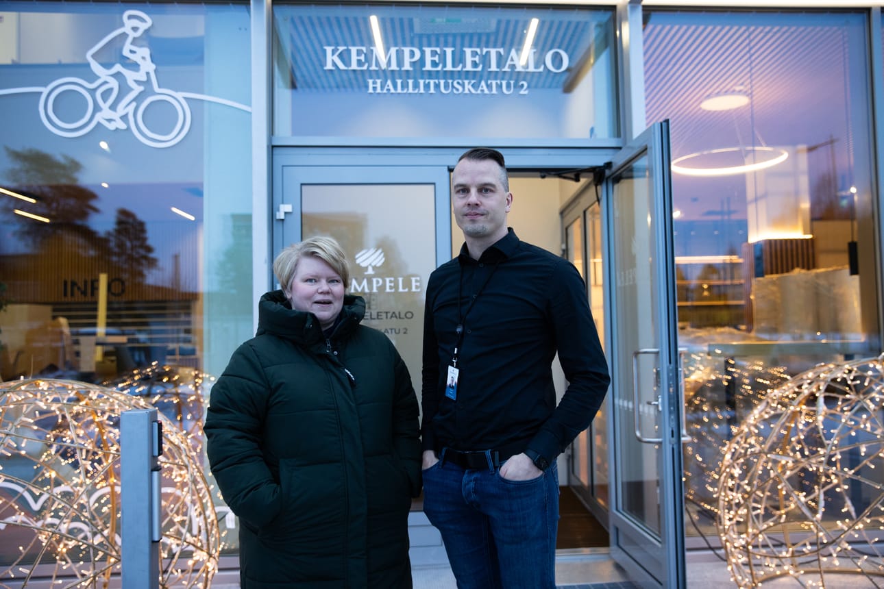 Kempeletalosta haluttiin tehdä matalan kynnyksen asiointipaikka kunnan parhaalla paikalla, kertovat hallintojohtaja Laura Kantomaa ja tekninen johtaja Tuomo Perälä. Kunnantalon avajaisia juhlitaan tammikuussa.