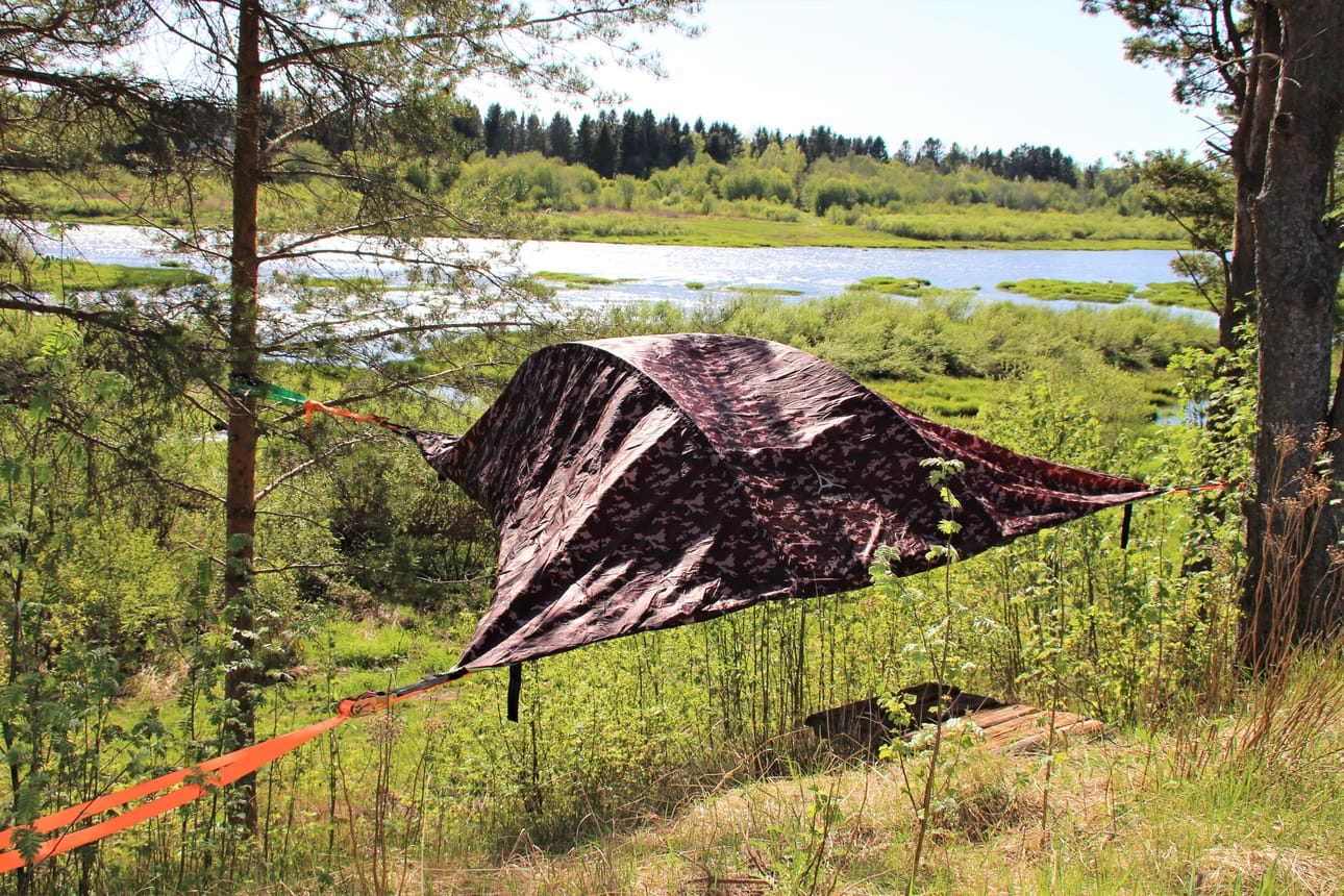 Tentsilen tuulta pitävä päällykangas voidaan irroittaa, jolloin verkko pitää hyttyset loitolla, mutta teltasta voi ihastella vaikka tähtitaivasta.