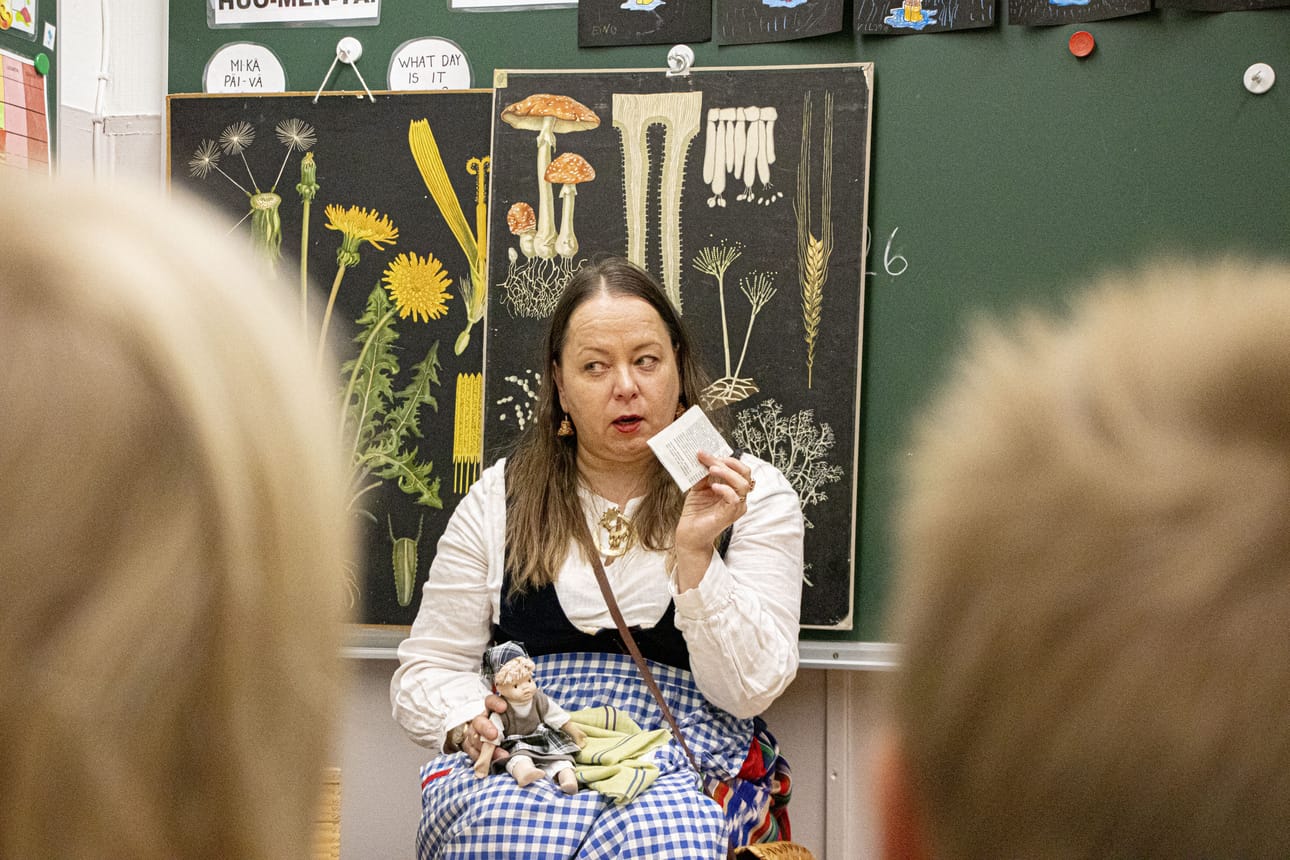 – Saara repäisi sanomalehden reunasta pienen palasen ja kirjoitti siihen ystävälleen kirjeen, Milla Helminen kertoi.