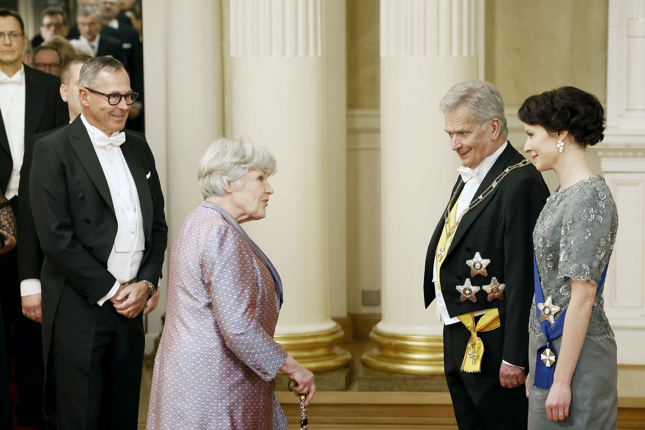 Ensimmäisenä kättelyyn saapui Elisabeth Rehn.