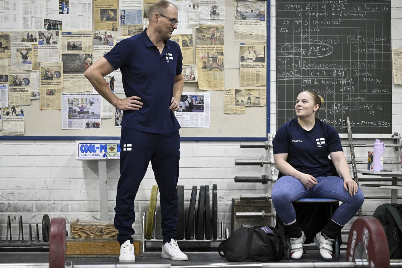 Juha Kukkonen valmentaa Janette Ylisoinia.