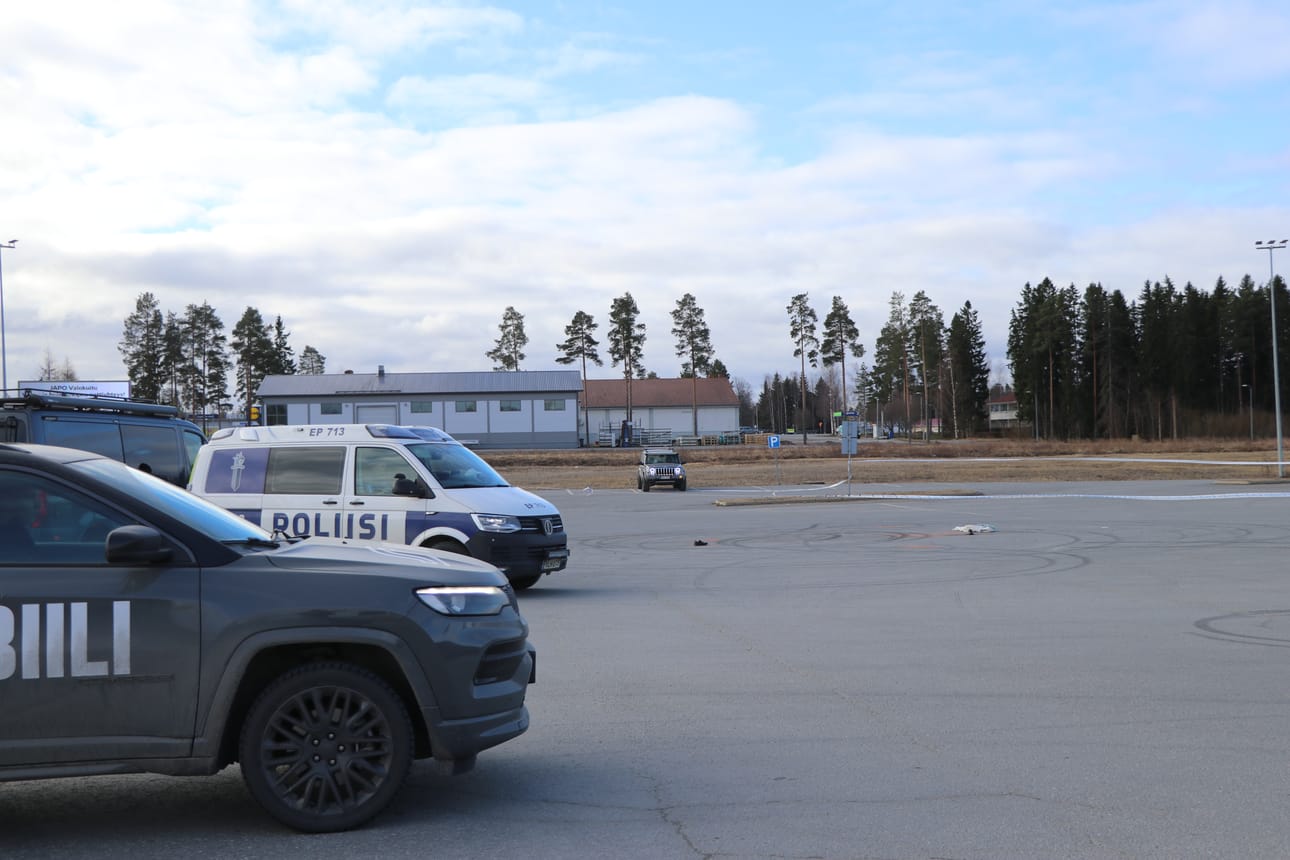 Alajärvellä keväällä 2025 tapahtuneella ammuskelulla on pitkät juuret. Yksi esinäytöksistä käytiin jo toukokuussa 2023 Seinäjoella. Kuva Alajärven rikospaikalta huhtikuussa 2025.