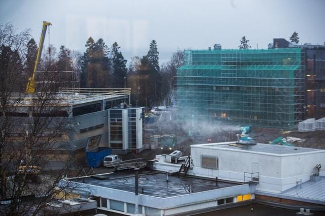 Massiivisen H-talon, johon tulee sekä perusterveydenhuollon että erikoissairaanhoidon toimintoja, rakennustyöt ovat alkaneet. Vesisuihkun keskellä räjäytellään tunneleita uuden talon alle. Vasemmalla näkyy pysäköintitalo, jonka korotustyöt ovat niin ikään alkaneet. KUVA: MINNA ANTILA