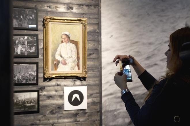 Jääkärit-näyttelyssä voi tutustua myös virtuaalisiin lisämateriaaleihin jääkärien historiasta. Kuva: Selma Paavola