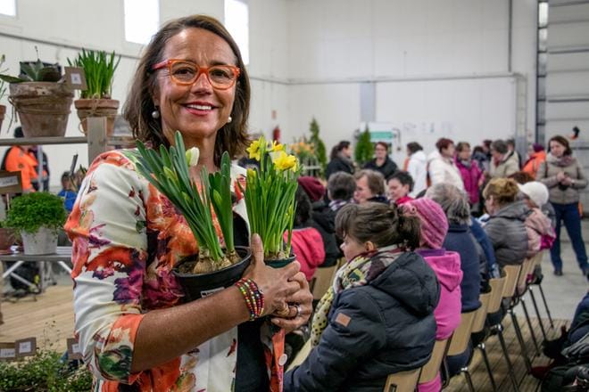 Maisemasuunnittelija Eva Wuite kannustaa ihmisiä omatoimiseen puutarhasuunnitteluun ja tekemiseen. Ammattilaisia ei välttämättä tarvita, eikä ole olemassa vääränlaista pihaa. Jos ei muuten, niin kantapään kautta kyllä oppii. KUVA: JORMA HAVULA