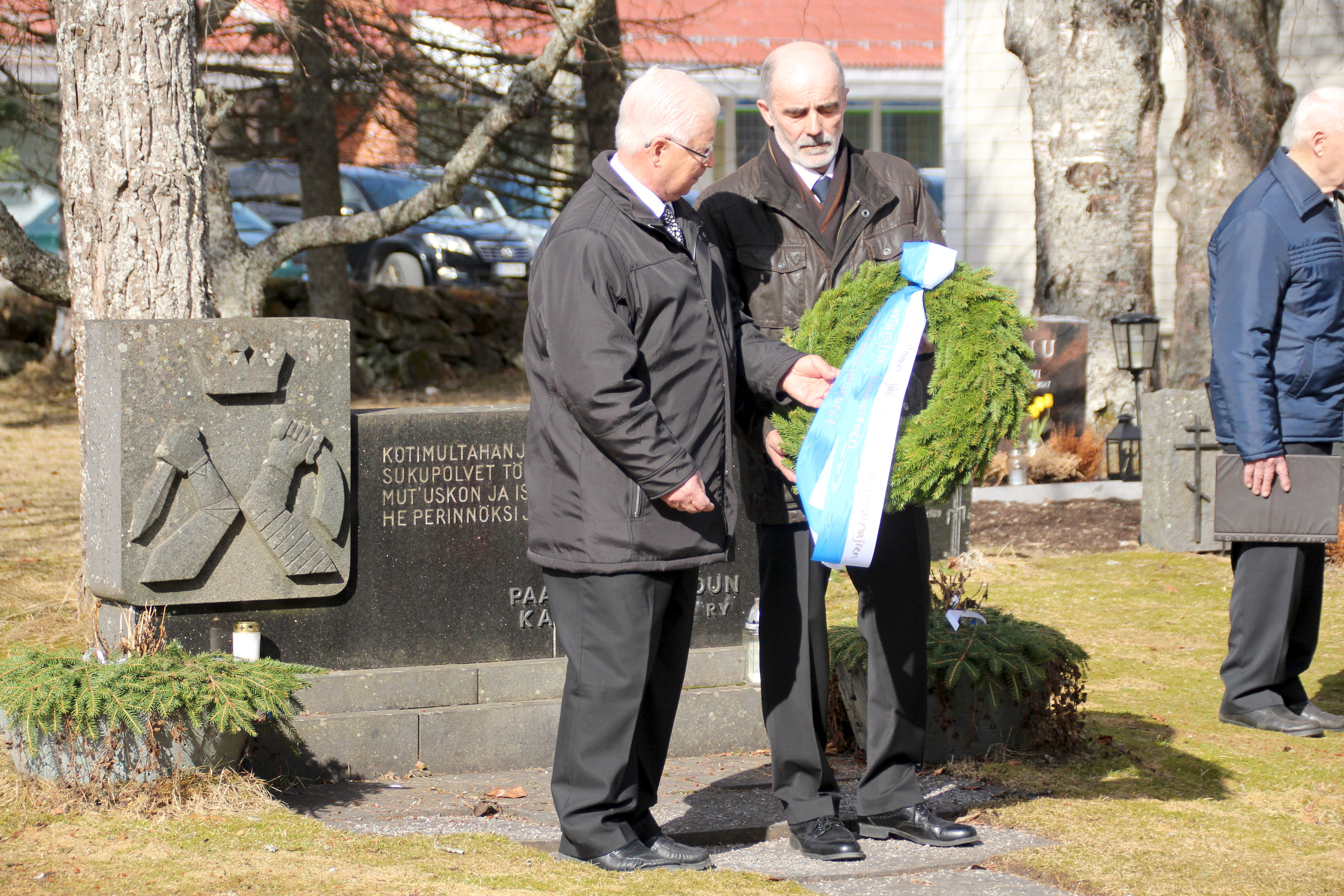 Karjalaan jääneiden muistomerkille seppeleen laskivat Olli Kannisto ja Jorma Turula.