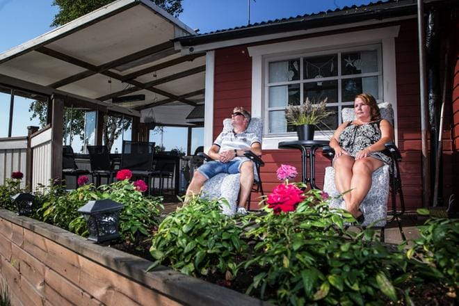 Mika ja Mona Mäkynen ovat olleet tyytyväisä vuosi sitten ostamaansa saarimökkiin. – Parasta täällä on saunominen ja uiminen, Mona Mäkynen kertoo. KUVA: OUTI NEUVONEN