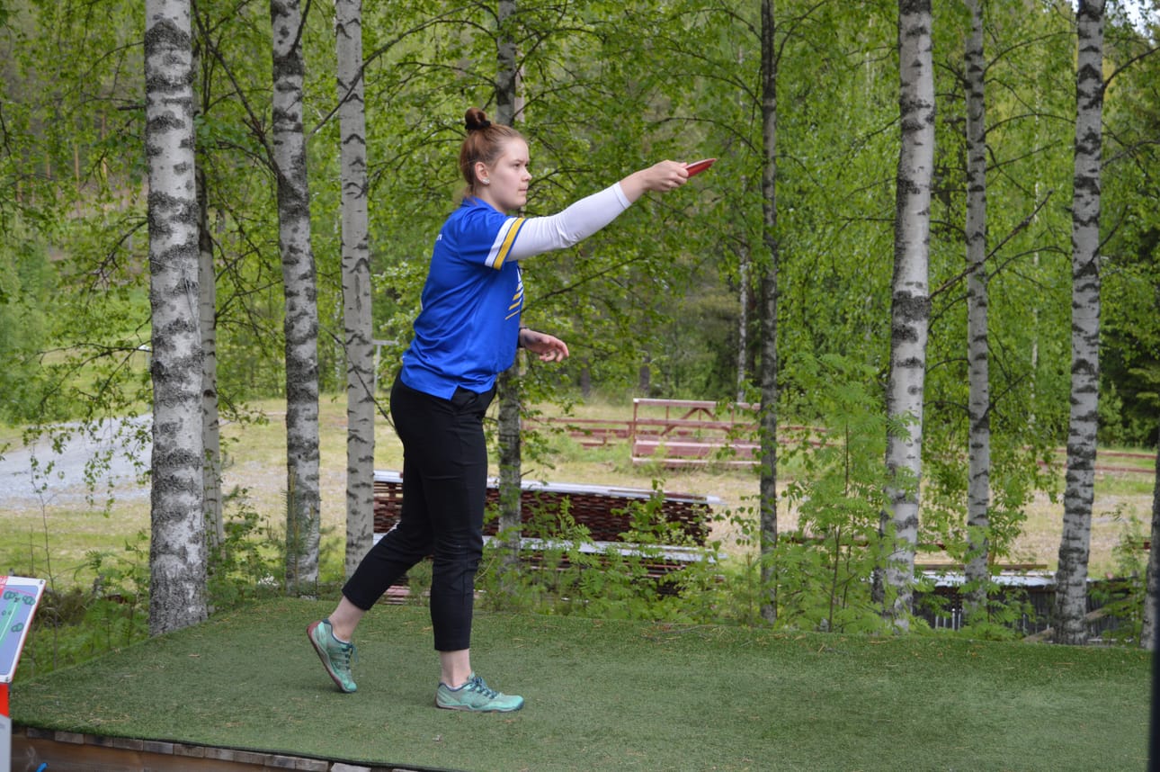 Emilia Kallio ja Pekka Korhonen ovat frisbeegolfin sekaparien hallitsevat Suomen mestarit.