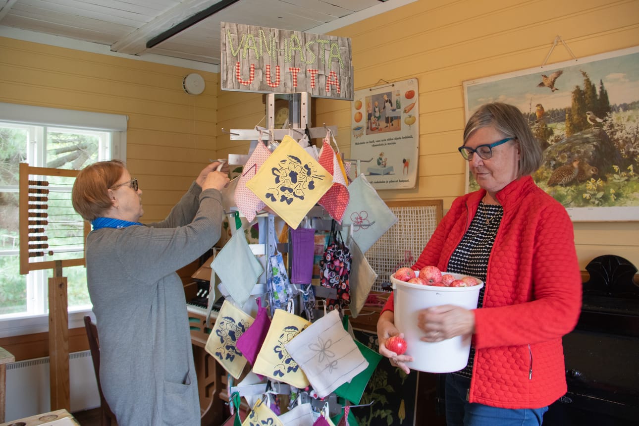 Kempeleen Marttojen puheenjohtaja Salme Meriläinen ja varapuheenjohtaja Maikki Pohjoisaho valmistelevat yhdistyksen 90-vuotisjuhlia Kempeleen kotiseutumuseolla.