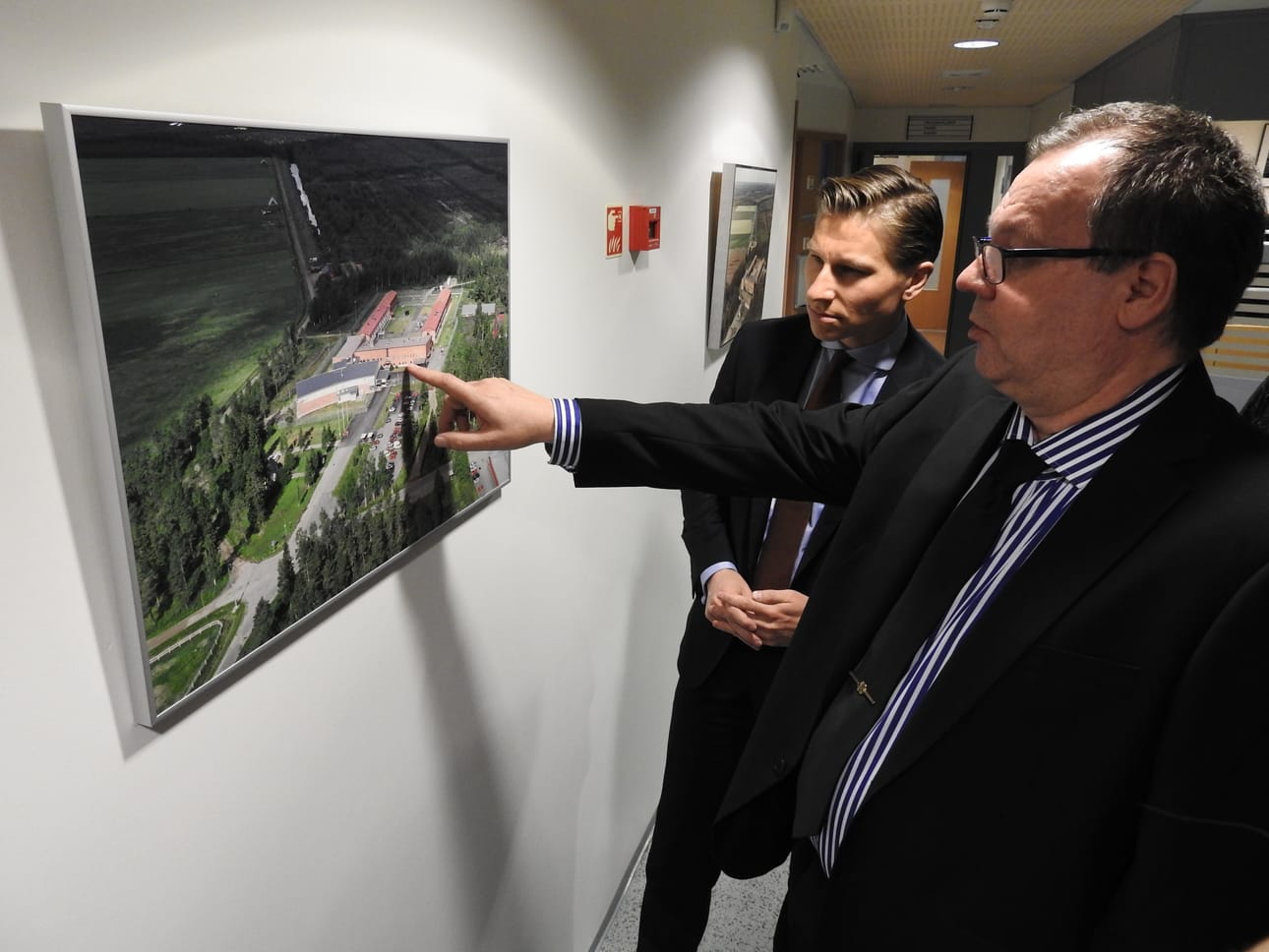 Pelson vankilan johtaja Pertti Reiman (oik.) kertoi oikeusministeri Antti Häkkäselle vankilan toiminnasta.