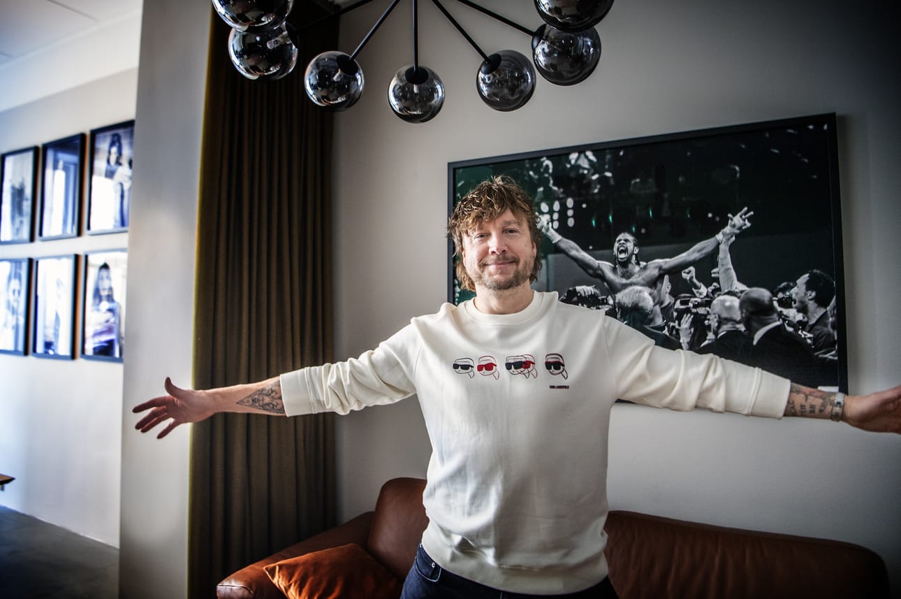 Samu Haber harrastaa kamppailulajien lisäksi valokuvausta. Takana on hänen ottamansa valokuva David Hayesta juhlimassa voittoaan Nikolai Valujevista nyrkkeilyn raskaansarjan MM-ottelussa Nürnbergissä 2009.