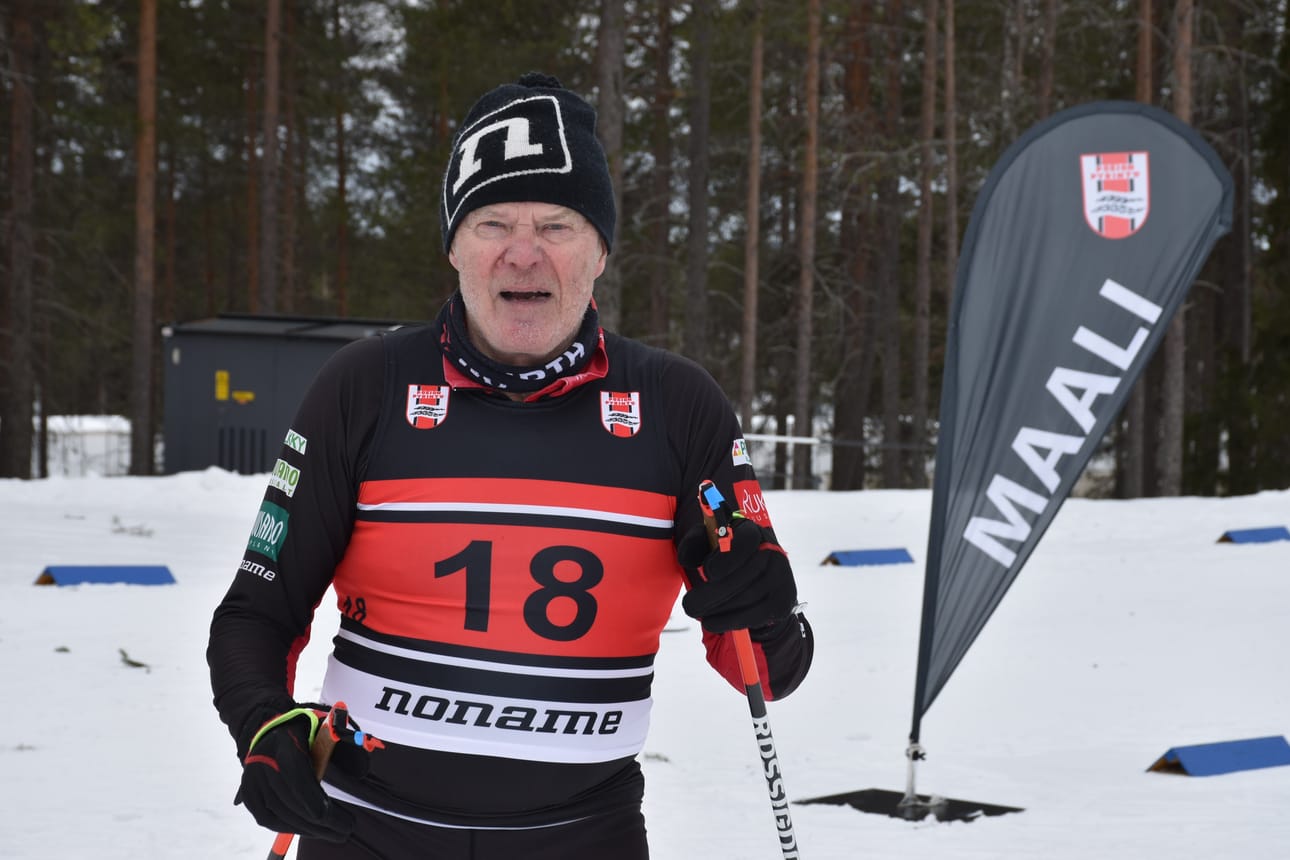 Kalle Saapunki oli aiemmin saavuttanut mitaleita Eläkeliiton SM-kisoista, mutta muuten ei ennen viime perjantaita oltu pitkän linjan hiihtomiehelle SM-mitalia suotu.