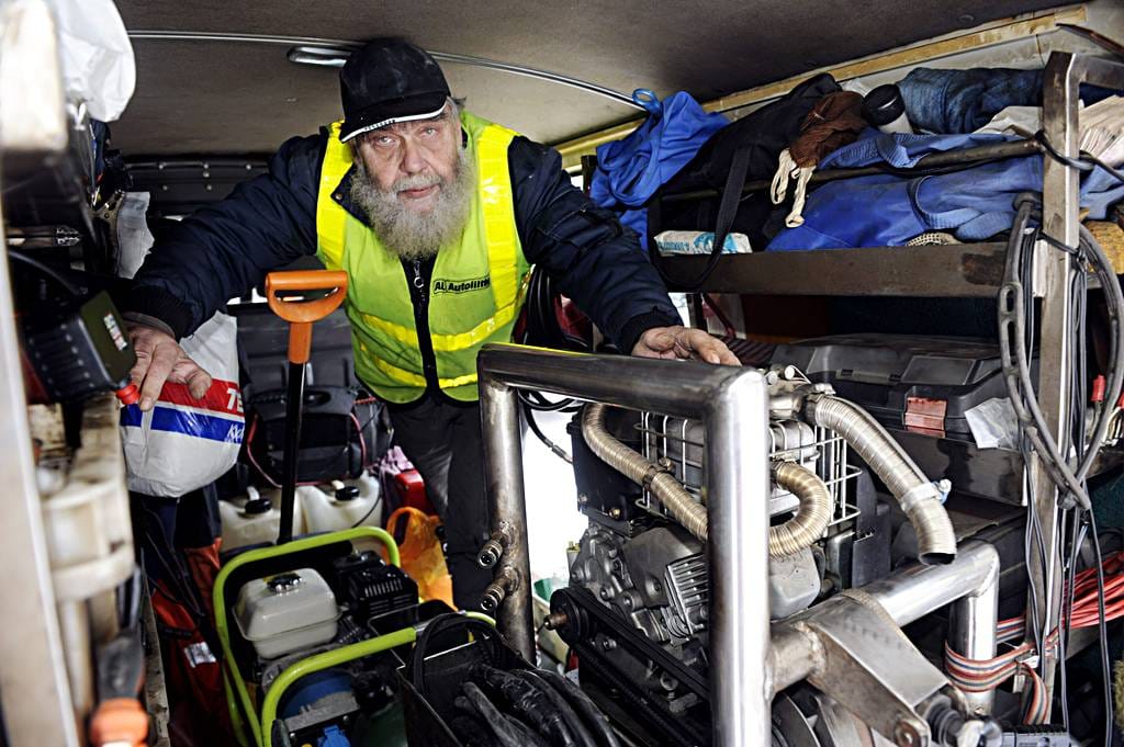 Yli 30 vuotta tien päällä ollut tiepalvelumies Seppo Hyrkkönen Pirkalasta esitteli hyvin varustettua pakettiautoaan, kun Autoliiton Operaatio Lumihiutale starttasi 18. joulukuuta 2010 Vantaalta.