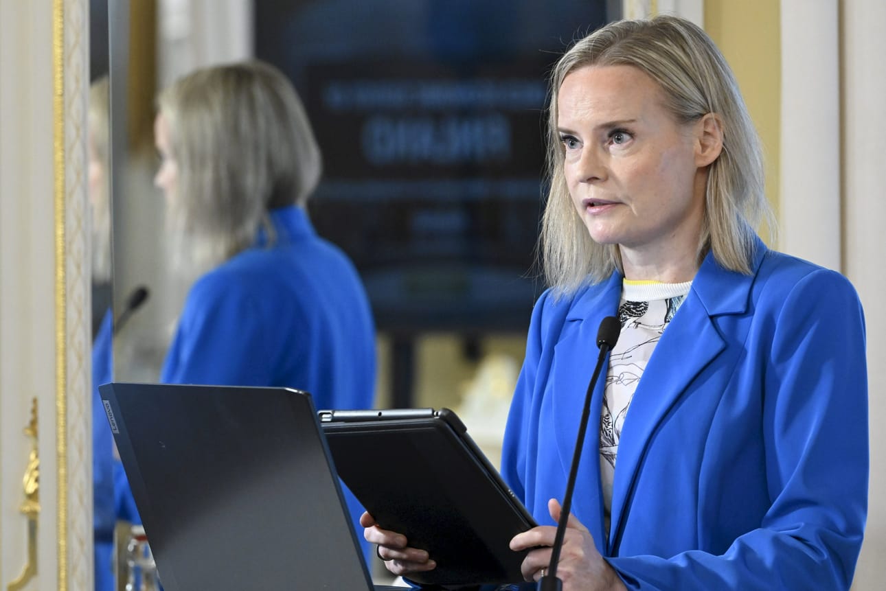 Talousjärjestö OECD on arvioinut muun muassa hallituksen talouspolitiikkaa tuoreessa raportissaan Suomesta. Kuvassa valtiovarainministeri Riikka Purra (ps.) maaraportin tiedotustilaisuudessa. LEHTIKUVA / Heikki Saukkomaa