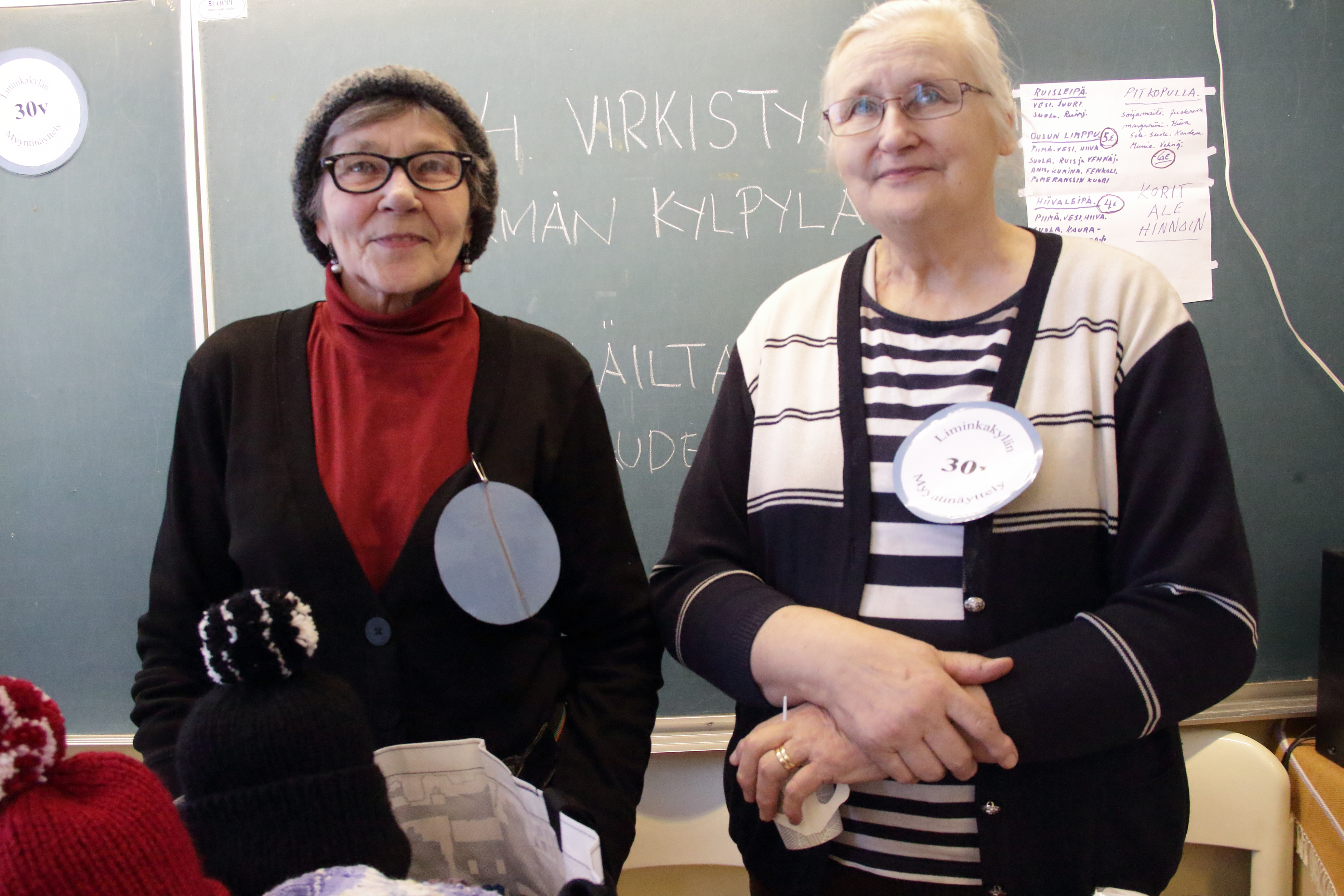 Taimi Erkkilä ja Aino Jukkola tulivat oman kylän tapatumaan myymään kudonnaisia ja leivonnaisia. Naisten mielestä kaupanteon lisäksi on mukava jutella ihmisten kanssa.