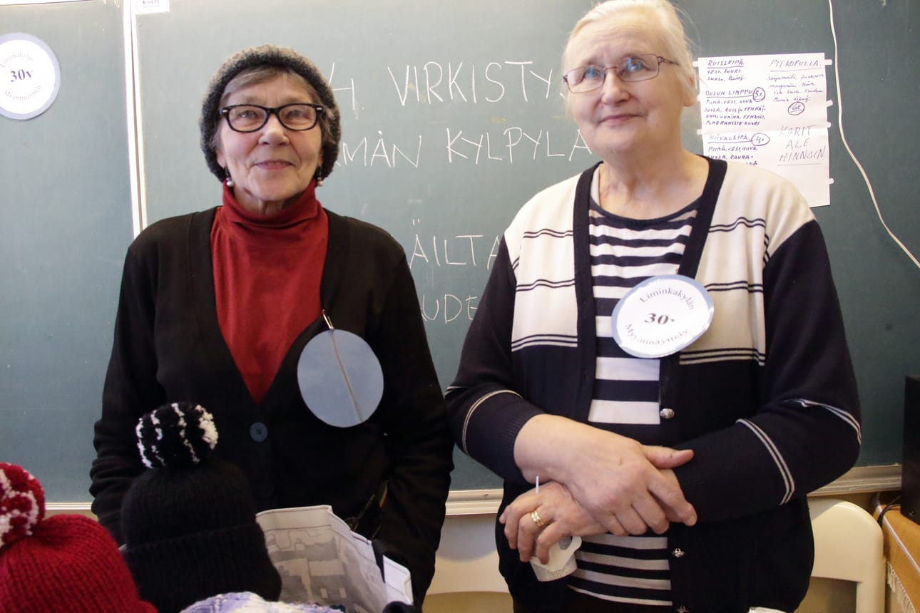 Taimi Erkkilä ja Aino Jukkola tulivat oman kylän tapatumaan myymään kudonnaisia ja leivonnaisia. Naisten mielestä kaupanteon lisäksi on mukava jutella ihmisten kanssa.