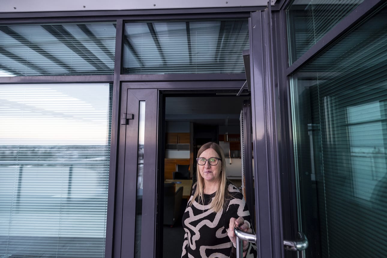 Sagaxin asiakkuuspäällikkö Anu Rajala esitteli Vihikari 10:n tiloja Kalevalle.