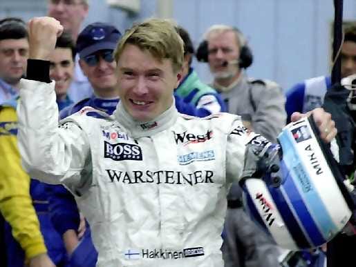 Mika Häkkisen uran huippuhetkiä olivat kaksi Formula 1 -sarjan maailmanmestaruutta. Tässä mies juhlii ensimmäistään.