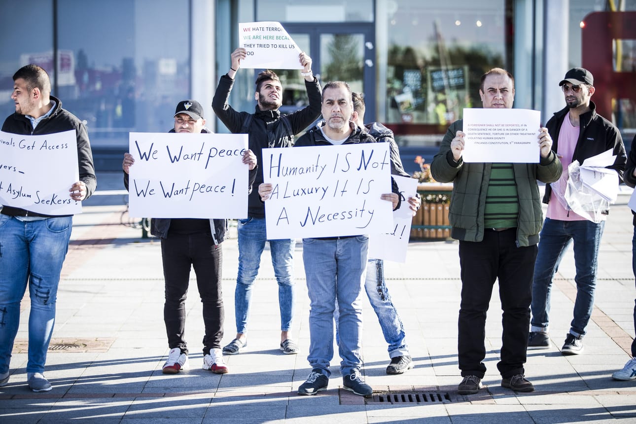 Noin 50 irakilaista turvapaikanhakijaa osoitti tiistaina mieltään Torniossa ja käveli sitten Haaparannalle ilmoittautuen turvapaikanhakijaksi Ruotsiin.