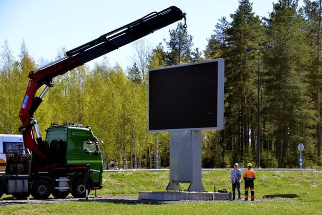 Ankkurit on hankkinut toisenkin LED-valotaulumainoslaitteiston. Tämän uuden kiinteällä paikalla olevan taulun lisäksi pesäpallokauden jälkeen myös Kitron stadionin taulu tulee sijoitettavaksi muualle kentän ulkopuolelle. KUVA: MARKKU TURPELA