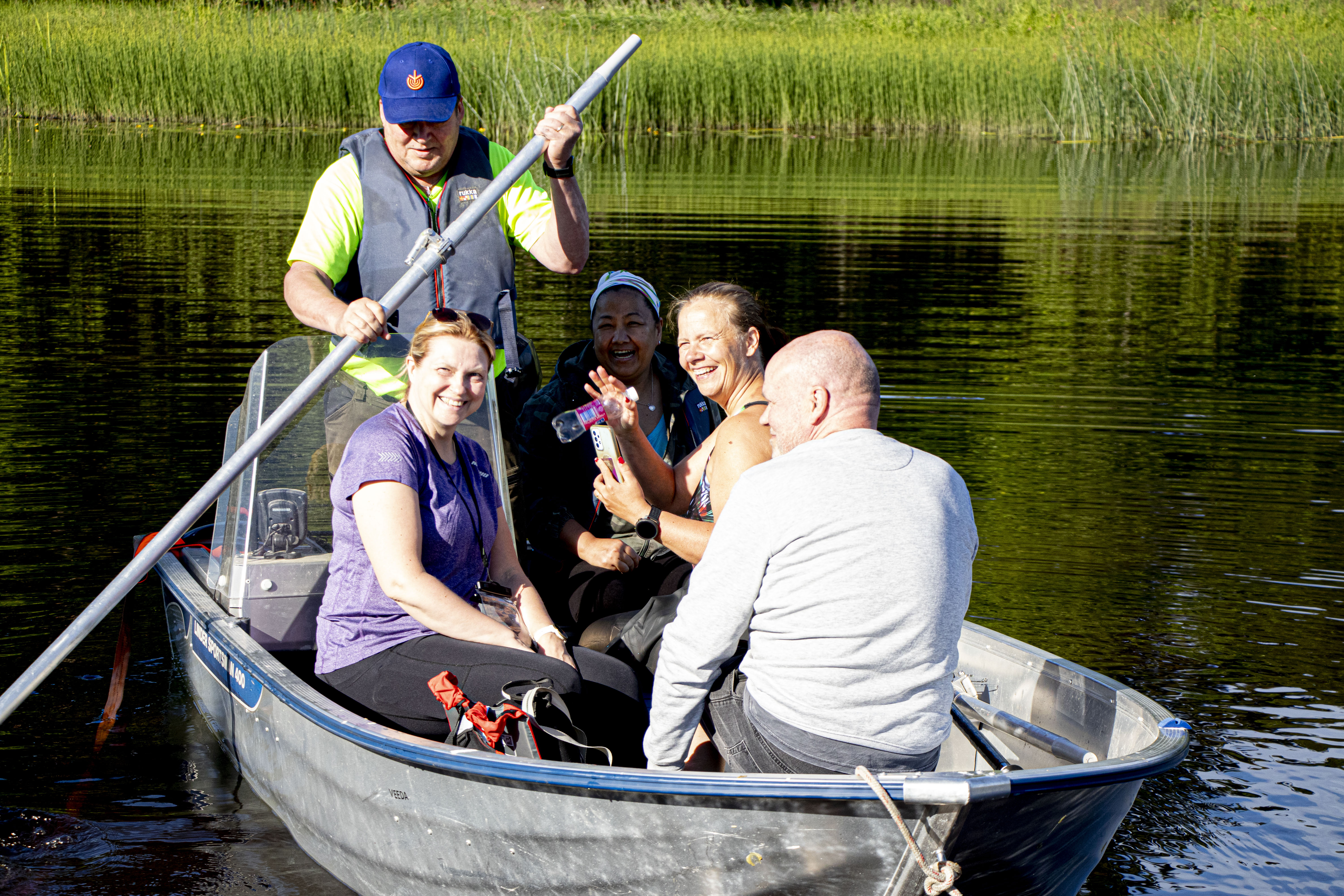 Urakkansa Kristiina Kangastalo-Hoda ja Sanna Huhta aloittivat Siikajoen Simppusäikältä. Sinne he menivät avustajien venekyydillä.