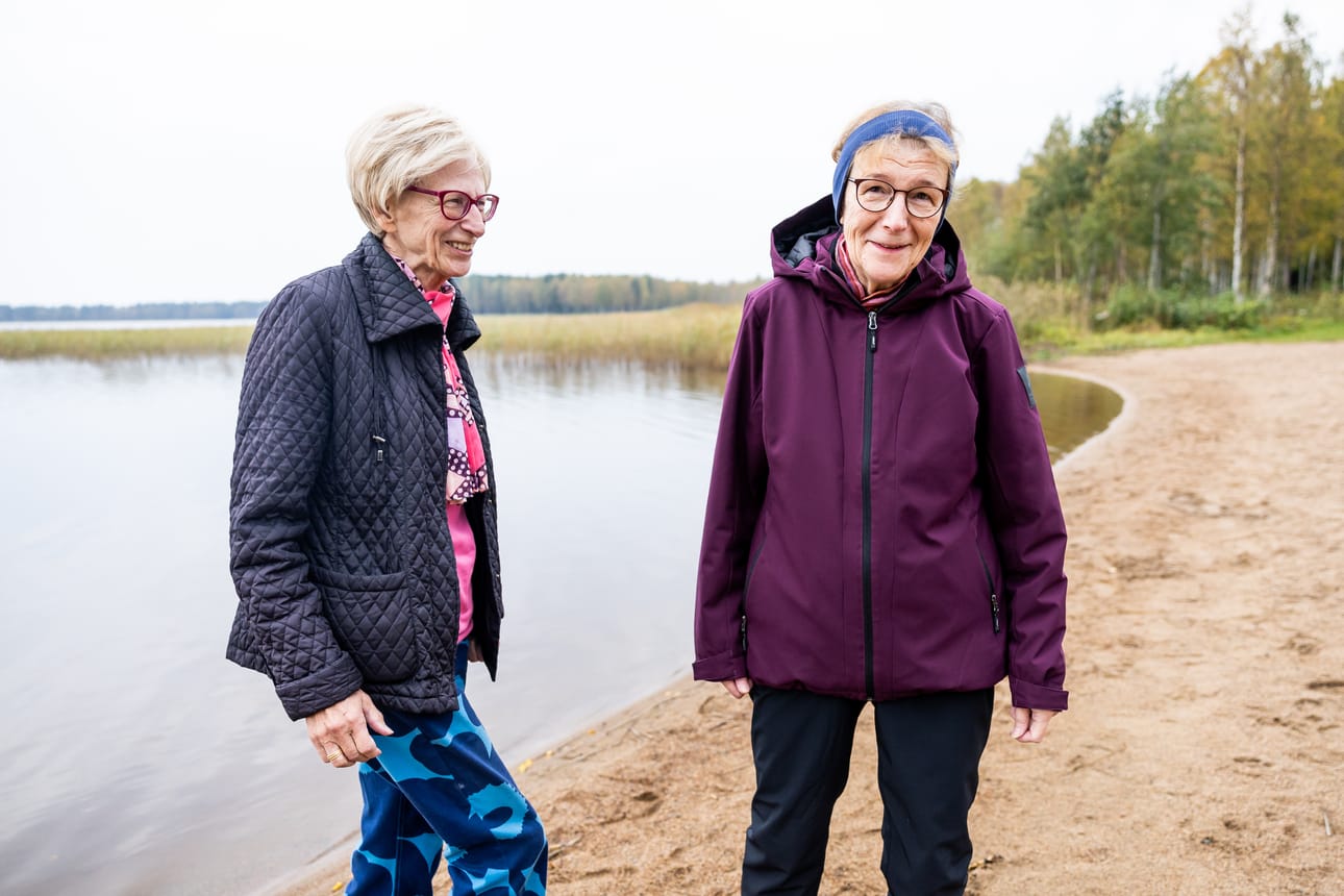 Anna-Maija Pietilä-Ventelä, ja Riitta Romppanen Kuivasjärven rannalla.