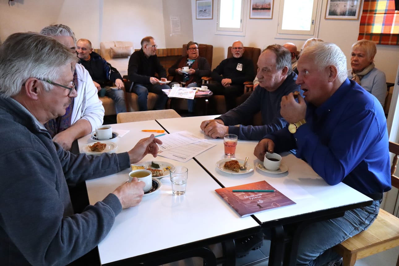 Tuomo Oikarainen (oikealla sinisessä paidassa) arveli, että kunta ei voi auttaa Tolvan kaltaista sivukylää, jossa asukkaat ovat ikääntyneitä. Pöydän ääressä myös Juha Hämeenniemi samalla puolella pöytää sekä Manne Mourujärvi (vas. ed.) ja Jape Kantola.
