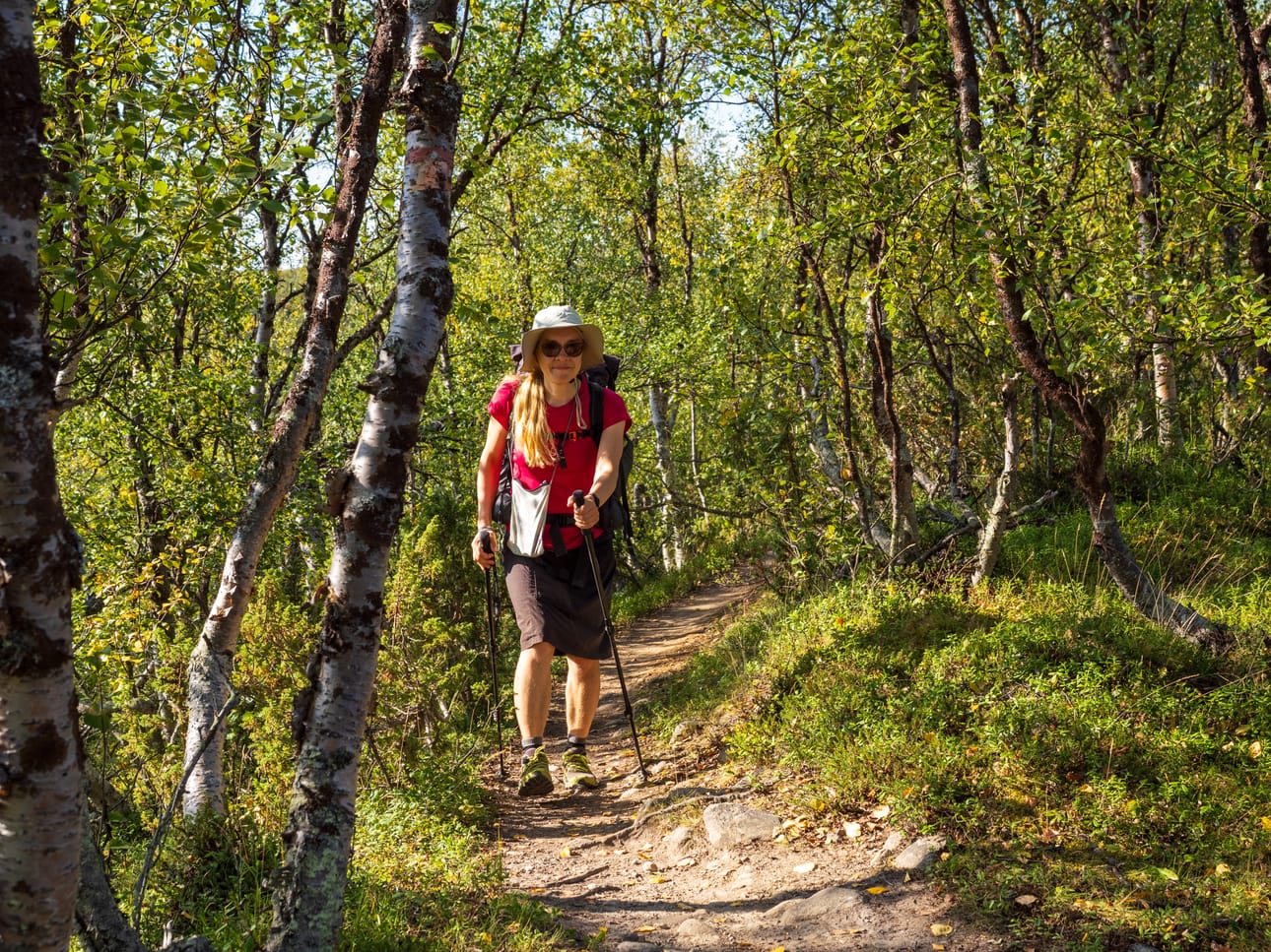 Linssien väri vaikuttaa siihen, miten maaston kontrastit erottuvat. Rusehtavat linssit eivät ole parhaat kaikissa olosuhteissa, mutta ne ovat yleislaseissa hyvät.