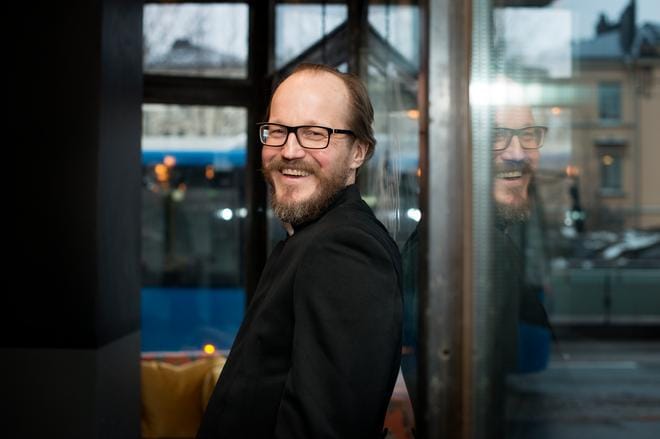 Pastori Kai Sadinmaa on tunnettu kirjoituksista ja puheista, joissa hän kritisoi ja haastaa evankelis-luteristalaista kirkkoa sen perusteita myöten.