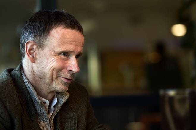 Kirjailija Jyrki Vainosen novellikokoelmassa Yön ja päivän tarinoissa ihmiskohtalot ovat vinksallaan liioittelun, yhteensattumien ja väärintulkintojen vuoksi. KUVA: HEIKKI HAKANEN