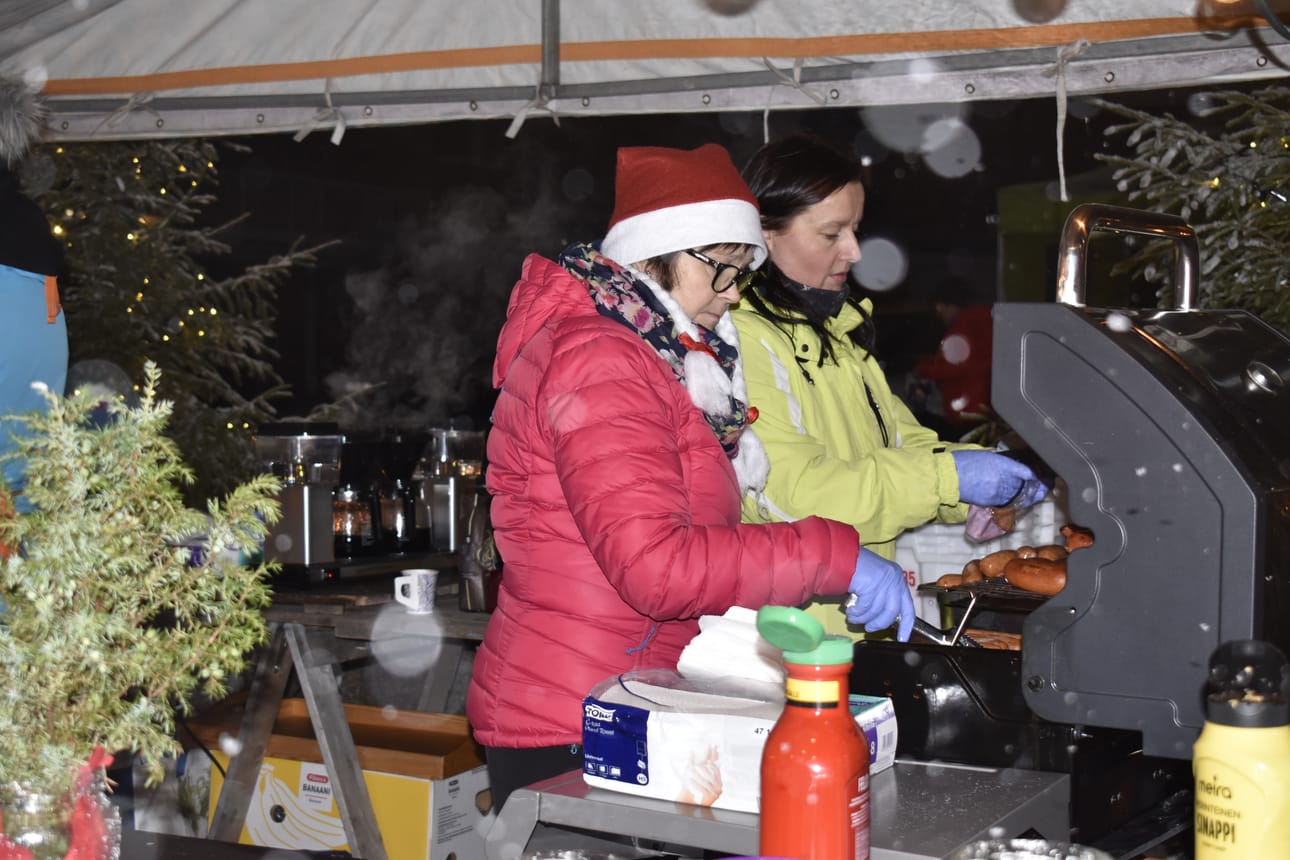 Taivalkosken Yrittäjien teltalla tarjoiltiin ilmaisia makkaroita, mehua ja kahvia. Arja Sotka-Siira ja Kaija Karvonen makkaran paistossa.