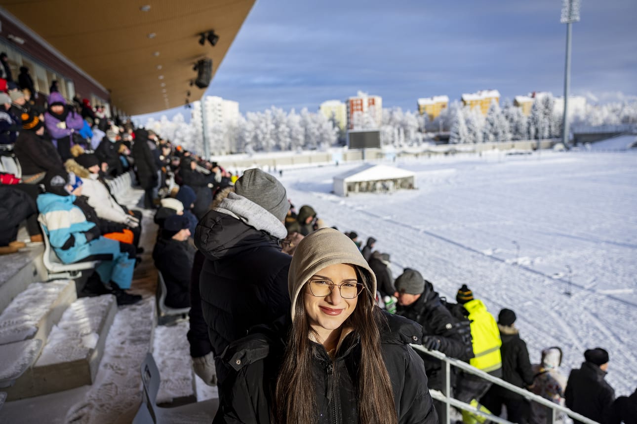 Ukrainalaisen Alina Rusinan suomalainen poikaystävä vannoi sotilasvalan Oulun Raatin stadionilla perjantaina. Rusinalla on yhä perhettä Ukrainassa ja sukulaisia rintamalla.