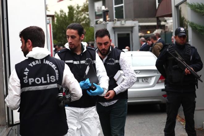 Turkkilaiset poliisit tekivät tutkintaa Saudi-Arabian konsulaatissa Istanbulissa viime torstaina. KUVA: SEDAT SUNA/EPA