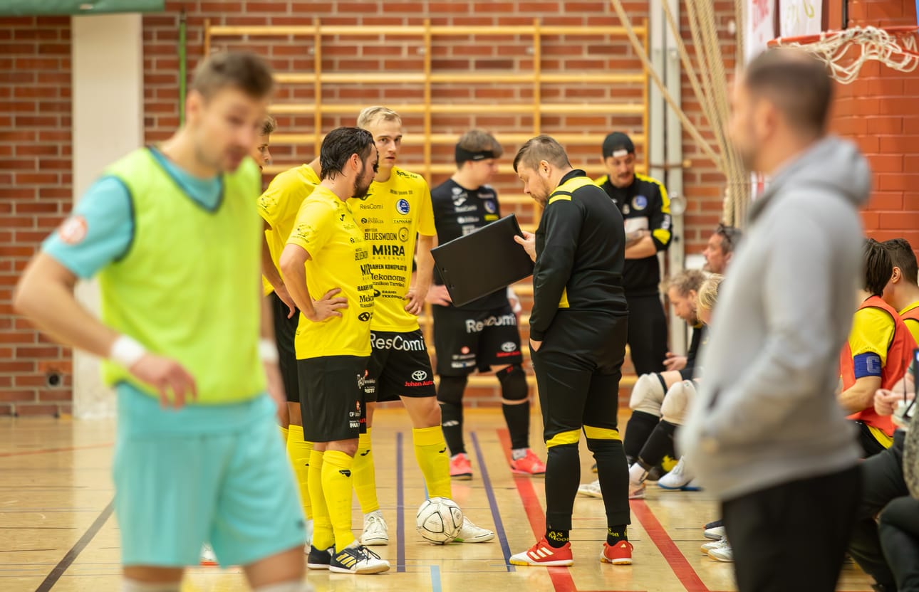 Valmentaja Marko Keinänen ei saanut joukkuettaan iskuun lauantaina Kokkolassa. Viimeisessä kotiottelussa lauantaina on valtavat panokset.