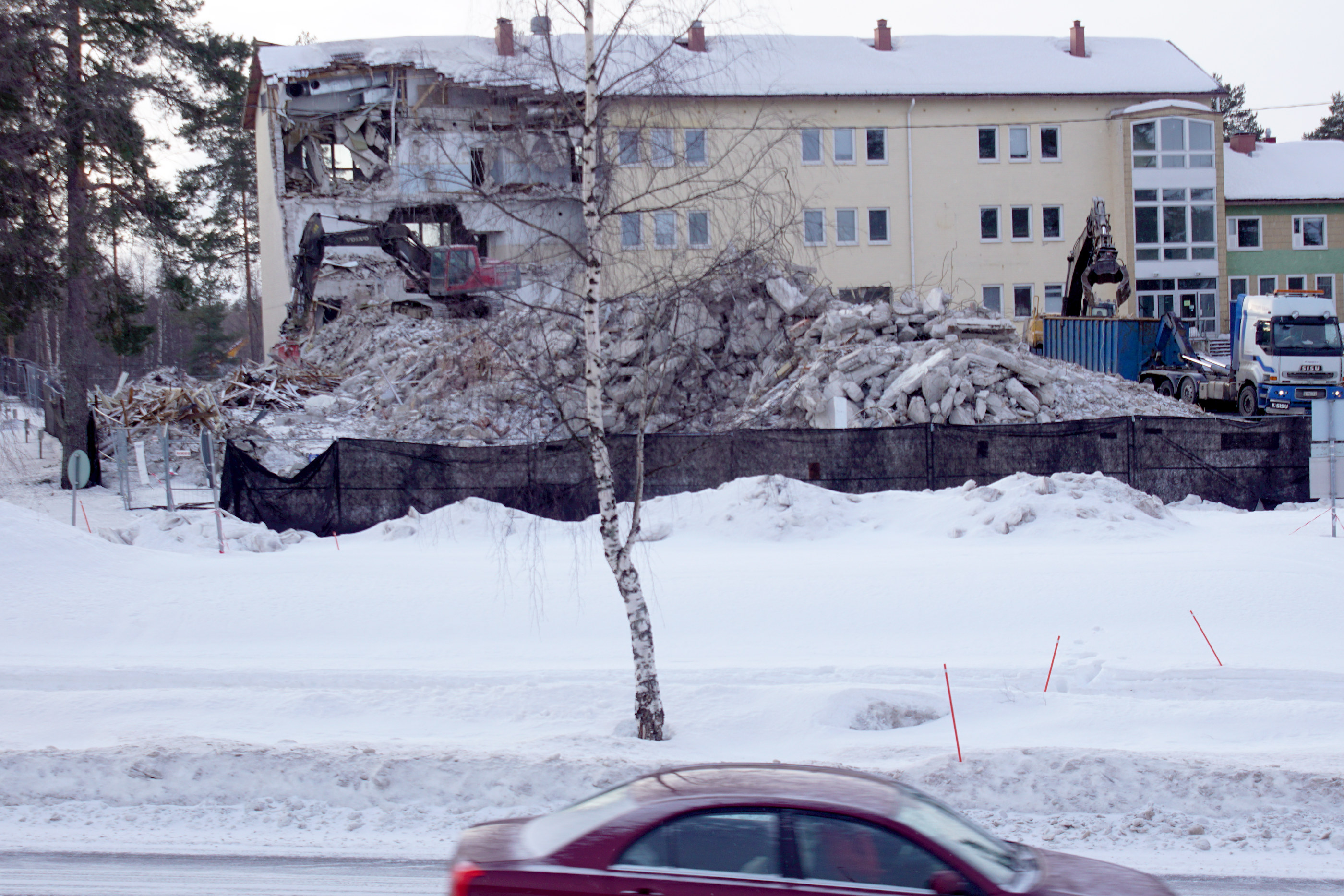 Kurenalan koulun purkutyöt edistyvät. Tämän viikon torstaina tilanne näytti tältä.