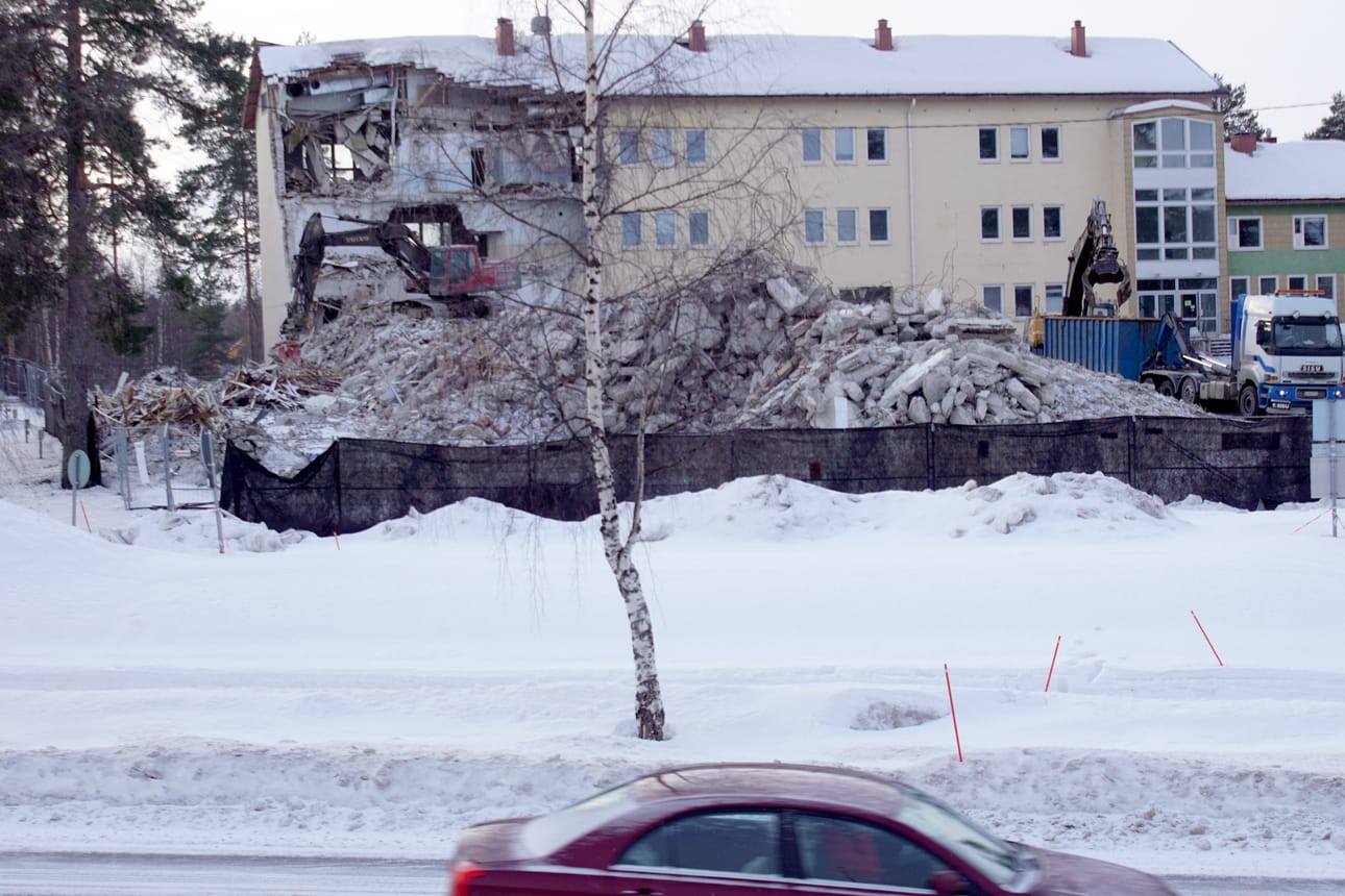Kurenalan koulun purkutyöt edistyvät. Tämän viikon torstaina tilanne näytti tältä.