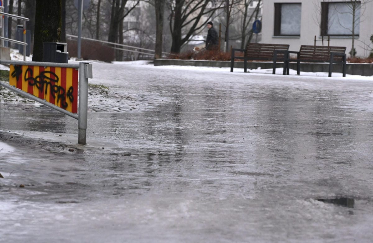 Lauha lämpötila on paikoin liukastanut jalankulkureittejä. Kuva Espoosta joulukuun puolivälistä. LEHTIKUVA / HEIKKI SAUKKOMAA