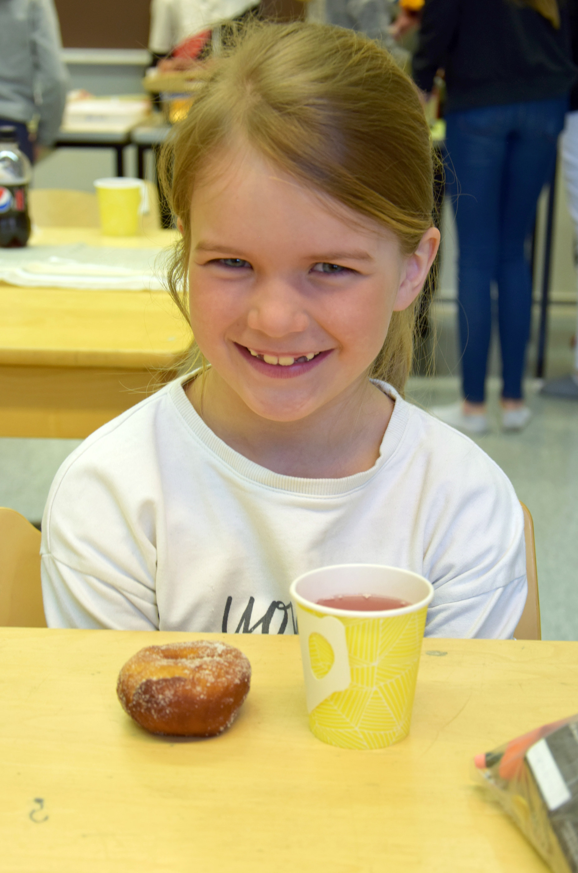 Toisella luokalla oleva Saara Äijälä istahti hetkeksi nauttimaan mehusta ja munkista. Munkit ja simat olivat tänä vuonna oppilaiden käsialaa.