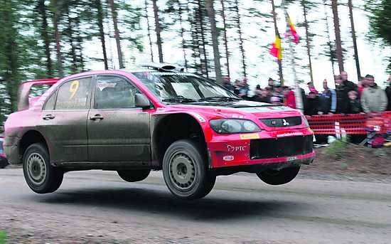 Harri Rovanperä hyppää Mitsubishillään Ruuhimäen erikoiskoeessa Neste Rally Finlandissa viime kesänä.