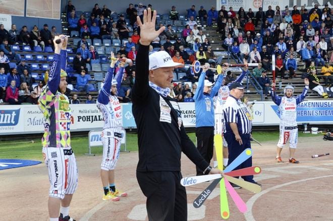 Kouvola vie pronssit lauantaina, ellei Vimpelin kykene voittoon pelinjohtajansa Markku Hylkilän johdolla. Mahdollinen kolmas peli on Saarikentällä sunnuntaina. KUVA: MARKKU TURPELA