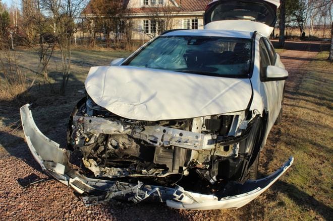 Molemmat autot romuttuivat. Kuvassa on kuljettajan kotipihastaan päätielle ajama henkilöauto. KUVA: TAUNO RIIHILUOMA