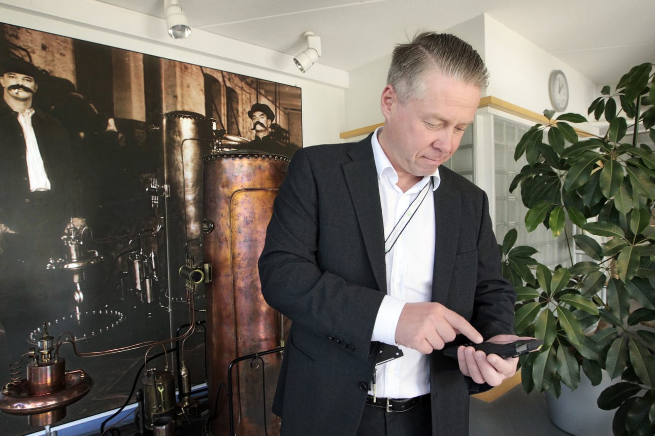 Elektrobitin Wireless-yksikön toimitusjohtaja Hannu Huttunen esittelee tuotealustalle tehtyä aiempaa prototyyppiä. "Android-käyttöjärjestelmä on tullut puhtaasti asiakaskentältä", Huttunen sanoo käyttöjärjestelmävalinnasta.