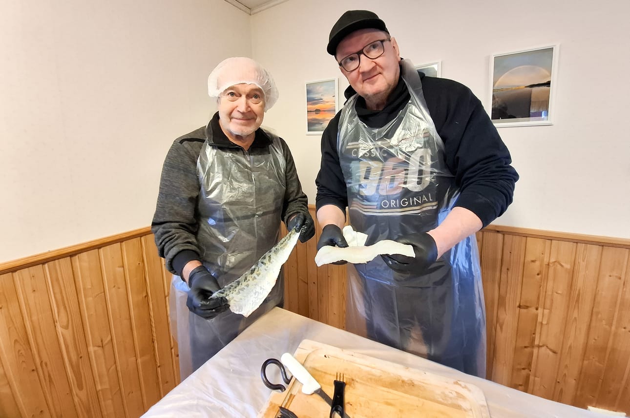 Jarmo Ratila ja Seppo Paavola opettelivat kalankäsittelyä ensimmäistä kertaa. Miehet esittelivät ylpeinä fileitään.