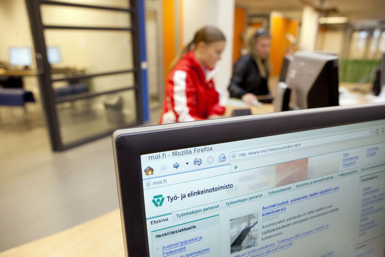 Yksi työryhmistä pohtii, miten työ- ja elinkeinopalvelut uudistettaisiin tukemaan nopeaa työllistymistä.