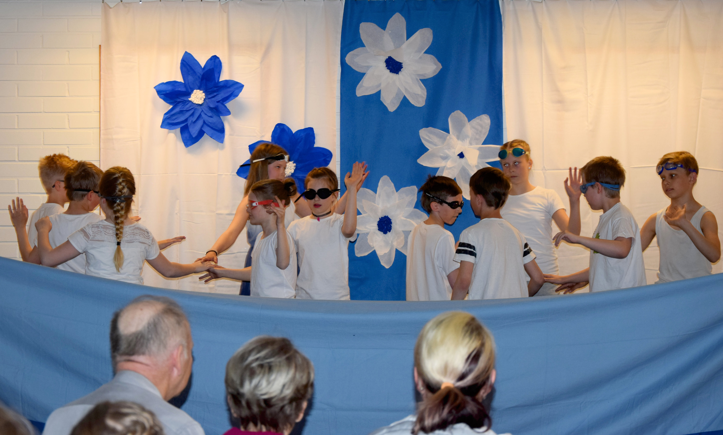 Kesäinen uintiretki taittui Oskar Merikannon säveltämän Kesäillan valssin tahdissa.