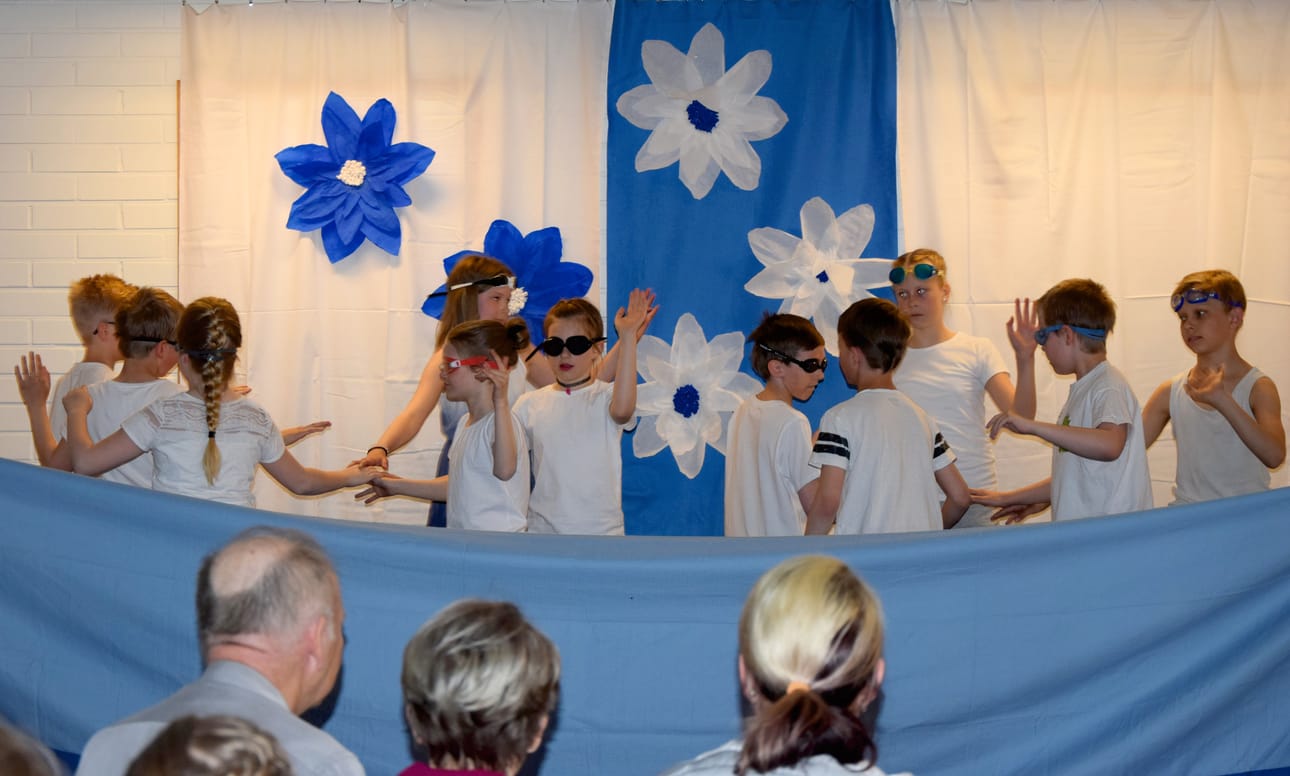 Kesäinen uintiretki taittui Oskar Merikannon säveltämän Kesäillan valssin tahdissa.