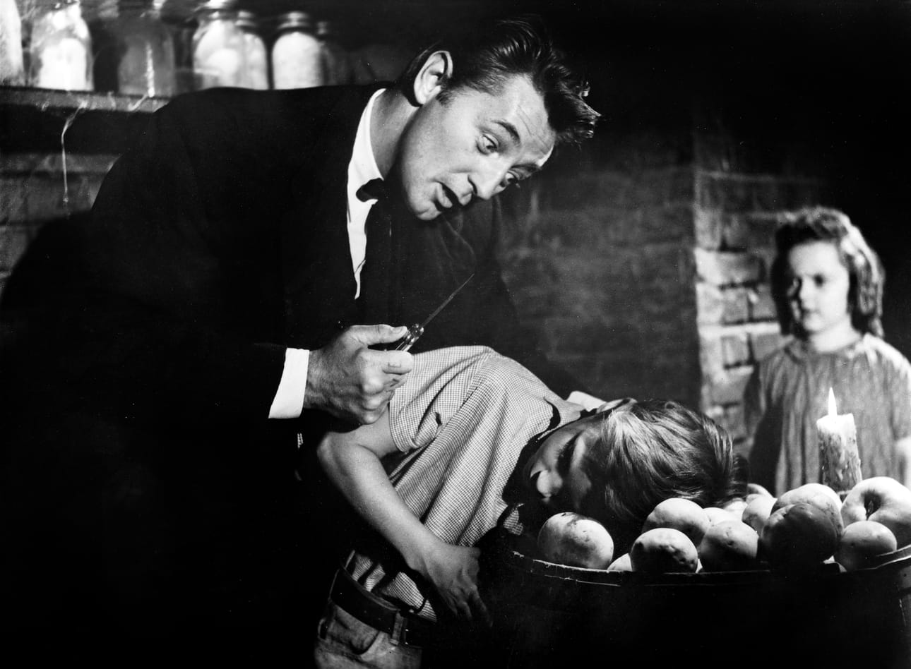 Räsynukke kertoo vaarallisesta huijarisaarnaajasta (Robert Mitchum), joka ryöstösaalista etsiessään ajaa kaksi lasta (Billy Chapin ja Sally Jane Bruce) pakomatkalle.