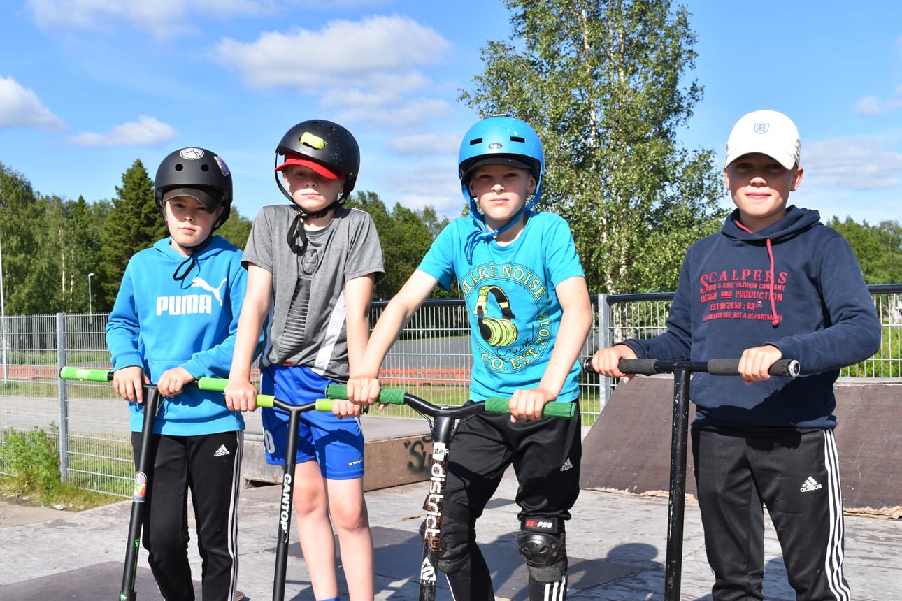 Eevert Heikkilä, Tuukka Timonen, Eemil Pesämaa ja Kalle Veteläinen. He kaikki käyvät skeittiparkissa useamman kerran viikossa, ainakin hyvällä säällä. Parasta scoottailussa on tehdä ja oppia uusia temppuja.